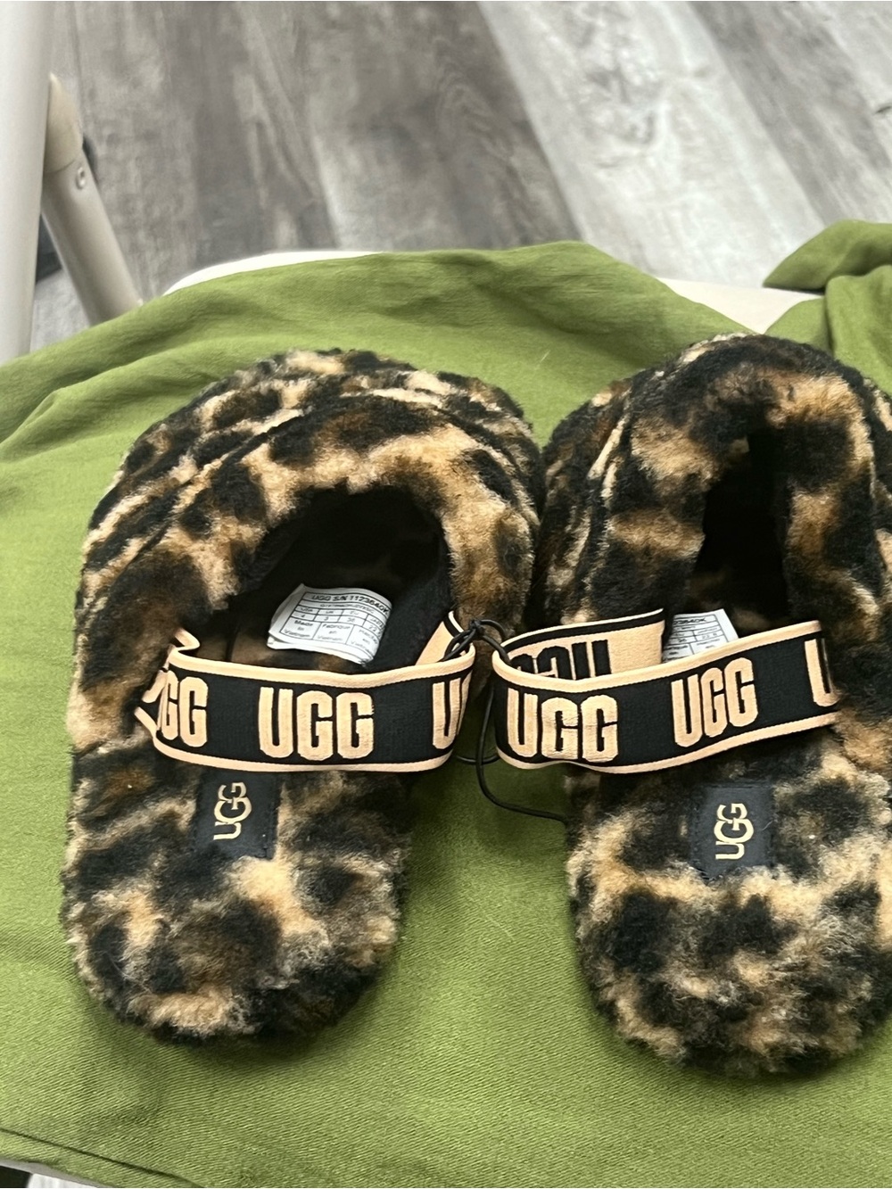 UGG Leopard-Pattern Cozy Fluff Slides in Brown and Black SIZE 4!!!